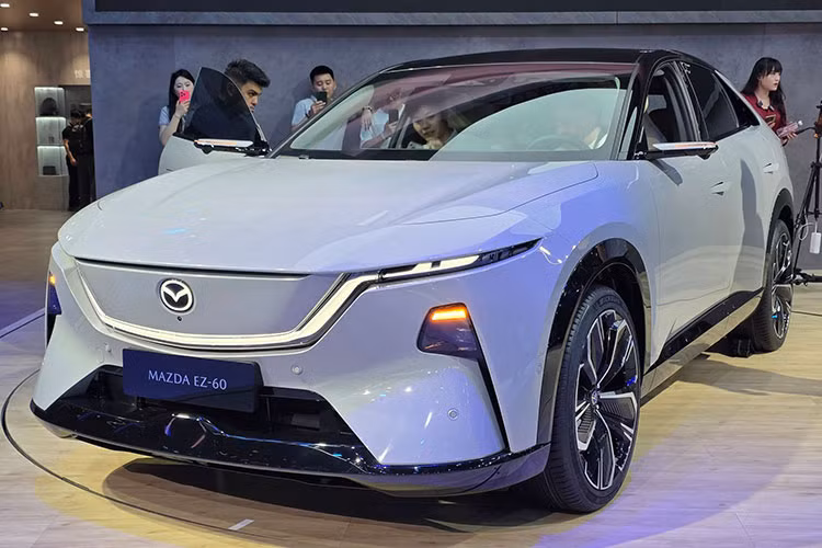 Mẫu xe SUV Mazda EZ-60 có chiều dài tổng thể 4.850 mm, rộng 1.935 mm, cao 1.620 mm, và chiều dài cơ sở đạt 2.902 mm. Góc tiếp cận và góc thoát lần lượt là 16 và 20 độ, phù hợp với nhu cầu sử dụng đa địa hình. Dáng xe lai coupe tương tự CX-30, trong khi kích thước tổng thể nhỏ hơn một chút so với CX-8.