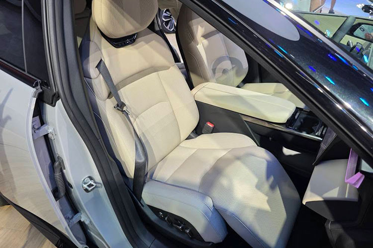 Mặc dù phong cách thiết kế mang dấu ấn Mazda, nền tảng kỹ thuật và hệ truyền động lại chủ yếu đến từ đối tác Trung Quốc – Changan. Mazda EZ-60 được trang bị khung gầm riêng của Changan, hỗ trợ hai cấu hình truyền động gồm: hybrid và thuần điện.