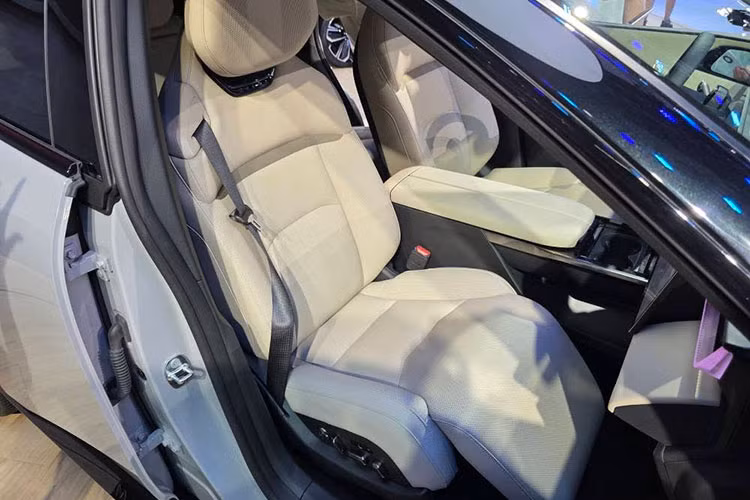 Mặc dù phong cách thiết kế mang dấu ấn Mazda, nền tảng kỹ thuật và hệ truyền động lại chủ yếu đến từ đối tác Trung Quốc – Changan. Mazda EZ-60 được trang bị khung gầm riêng của Changan, hỗ trợ hai cấu hình truyền động gồm: hybrid và thuần điện.