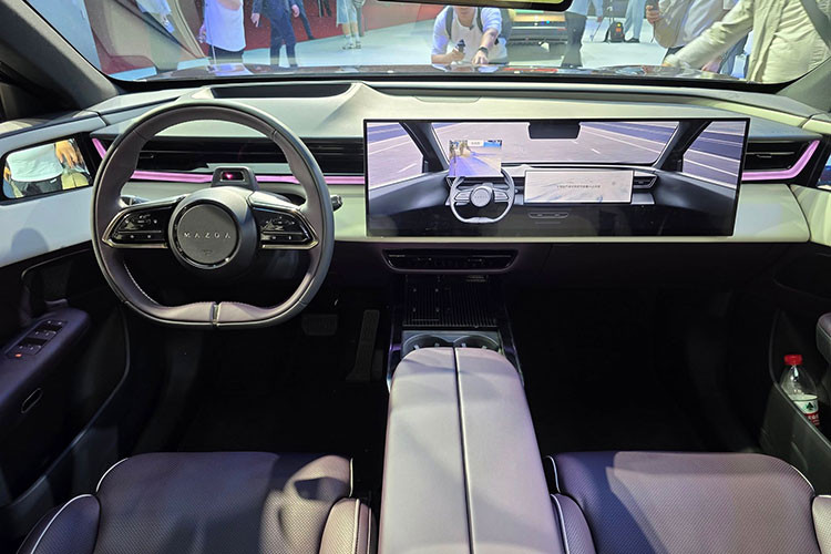 Điểm nổi bật trong khoang cabin Mazda EZ-60 là màn hình trung tâm kích thước lên tới 25,6 inch, độ phân giải 5K. Ngoài ra, xe còn được trang bị màn hình HUD hiển thị trên kính lái kích thước lên đến 100 inch, tạo nên trải nghiệm công nghệ cao cho người điều khiển.