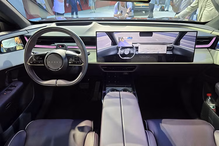 Điểm nổi bật trong khoang cabin Mazda EZ-60 là màn hình trung tâm kích thước lên tới 25,6 inch, độ phân giải 5K. Ngoài ra, xe còn được trang bị màn hình HUD hiển thị trên kính lái kích thước lên đến 100 inch, tạo nên trải nghiệm công nghệ cao cho người điều khiển.
