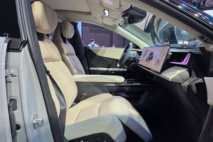 Các trang bị tiện nghi khác bao gồm: ghế trước và sau có sưởi/làm mát, hệ thống âm thanh 23 loa, cửa sổ trời toàn cảnh, 20 hộc chứa đồ, cùng khoang hành lý dung tích tiêu chuẩn 350 lít, có thể mở rộng tối đa 2.036 lít khi gập hàng ghế sau.