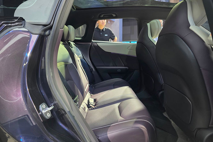 Thông số chi tiết chưa được công bố chính thức, nhưng dữ liệu từ Bộ Công nghiệp và Công nghệ thông tin Trung Quốc (MIIT) cho thấy, phiên bản thuần điện có tầm vận hành tối đa 600 km, trong khi bản hybrid có thể đạt tới 1.000 km.