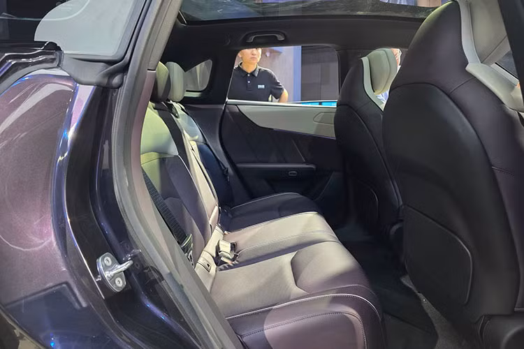 Thông số chi tiết chưa được công bố chính thức, nhưng dữ liệu từ Bộ Công nghiệp và Công nghệ thông tin Trung Quốc (MIIT) cho thấy, phiên bản thuần điện có tầm vận hành tối đa 600 km, trong khi bản hybrid có thể đạt tới 1.000 km.