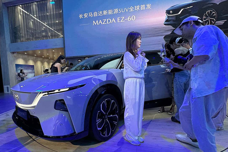 Mẫu xe SUV Mazda EZ-60 2026 mới không hoàn toàn do Mazda Nhật Bản phát triển. Nó là sản phẩm hợp tác với đối tác liên doanh nội địa Changan và có nền tảng kỹ thuật liên quan đến Deepal S07. Xe được định vị là đối thủ của Tesla Model Y trại thị trường tỷ dân Trung Quốc.