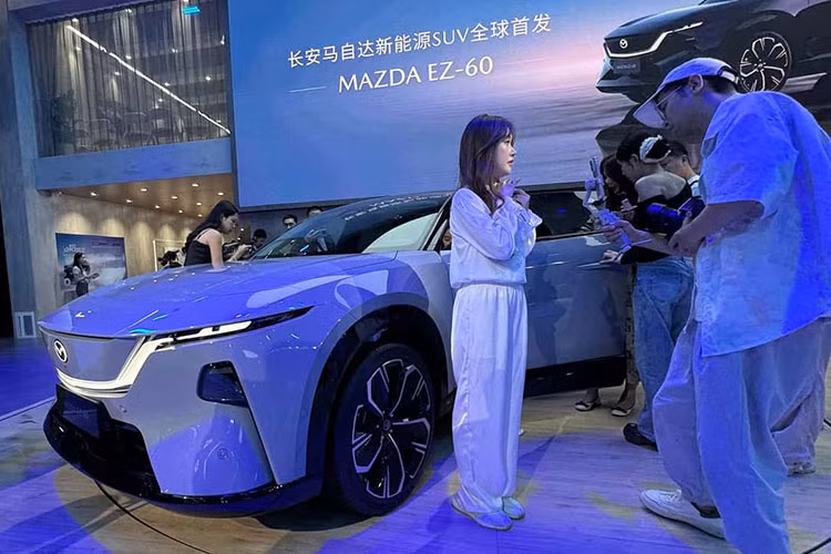 Mẫu xe SUV Mazda EZ-60 2026 mới không hoàn toàn do Mazda Nhật Bản phát triển. Nó là sản phẩm hợp tác với đối tác liên doanh nội địa Changan và có nền tảng kỹ thuật liên quan đến Deepal S07. Xe được định vị là đối thủ của Tesla Model Y trại thị trường tỷ dân Trung Quốc.