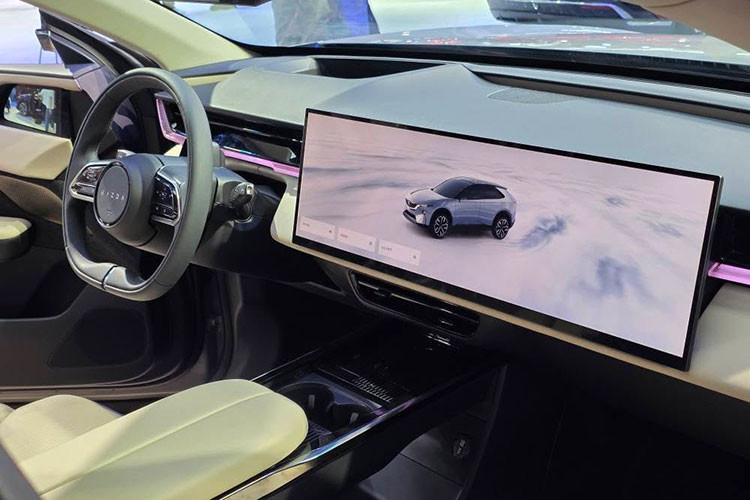 Tổng cộng khoang cabin có 6 màn hình, bao gồm màn hình hai bên táp-lô thay gương chiếu hậu và màn hình riêng cho hàng ghế sau. Tuy nhiên, điểm trừ là việc loại bỏ hoàn toàn các nút bấm vật lý, có thể ảnh hưởng đến trải nghiệm vận hành truyền thống.