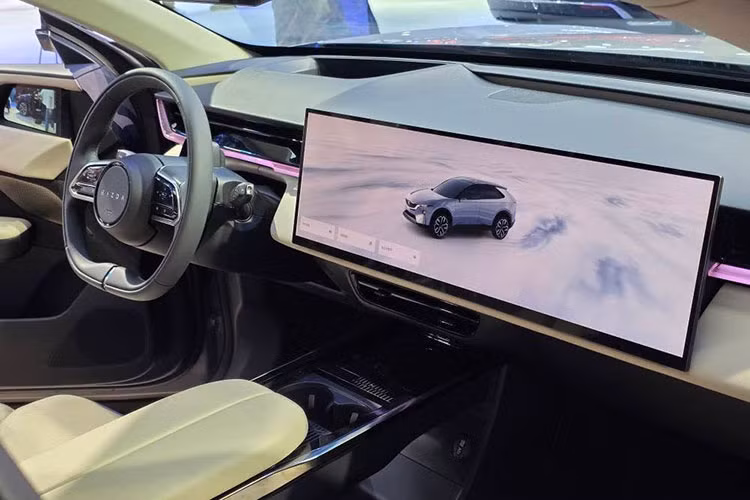 Tổng cộng khoang cabin có 6 màn hình, bao gồm màn hình hai bên táp-lô thay gương chiếu hậu và màn hình riêng cho hàng ghế sau. Tuy nhiên, điểm trừ là việc loại bỏ hoàn toàn các nút bấm vật lý, có thể ảnh hưởng đến trải nghiệm vận hành truyền thống.