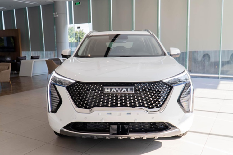 Theo chia sẻ từ một tư vấn bán hàng, có thể hãng hoãn ra mắt Jolion là để chờ thêm một số mẫu mới khác của GWM để tổ chức ra mắt cùng lúc. Haval Jolion bán tại Việt Nam được định vị ở phân khúc SUV/crossover cỡ B+. Haval Jolion sở hữu thiết kế hiện đại.