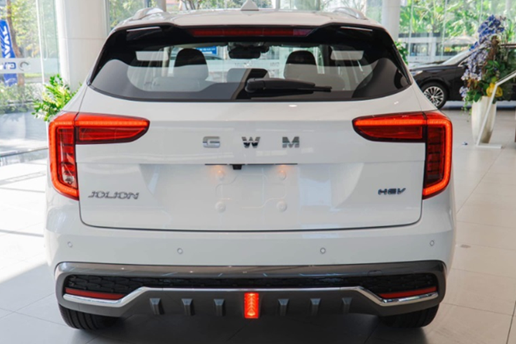 Phần đầu xe gây ấn tượng với cụm lưới tản nhiệt cỡ lớn đi cùng cụm đèn pha LED có 3 bóng chiếu sáng hình vuông liền kề nhau và dải đèn định vị ban ngày thanh mảnh được thiết kế giống hình số 7 khá bắt mắt. Bản Ultra có thêm đèn chào mừng.