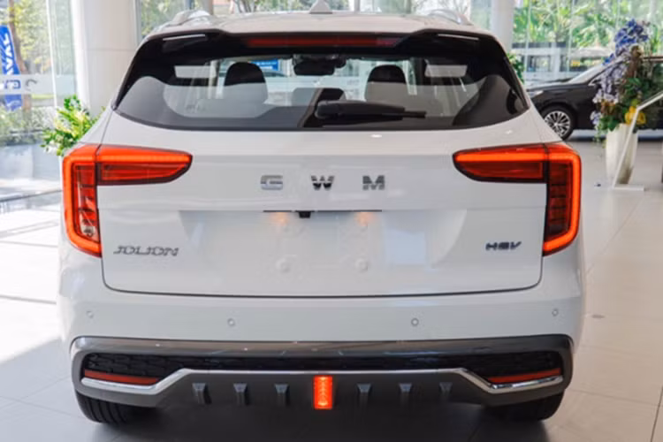 Phần đầu xe gây ấn tượng với cụm lưới tản nhiệt cỡ lớn đi cùng cụm đèn pha LED có 3 bóng chiếu sáng hình vuông liền kề nhau và dải đèn định vị ban ngày thanh mảnh được thiết kế giống hình số 7 khá bắt mắt. Bản Ultra có thêm đèn chào mừng.