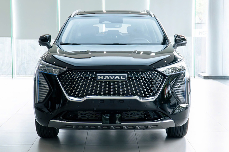 Cung cấp sức mạnh cho cả hai phiên bản của Haval Jolion đều là hệ truyền động hybrid với sự kết hợp của máy xăng 1.5L với mô tơ điện cho tổng công suất 190 mã lực, mô-men xoắn 375 Nm.