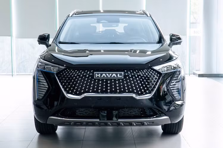 Cung cấp sức mạnh cho cả hai phiên bản của Haval Jolion đều là hệ truyền động hybrid với sự kết hợp của máy xăng 1.5L với mô tơ điện cho tổng công suất 190 mã lực, mô-men xoắn 375 Nm.