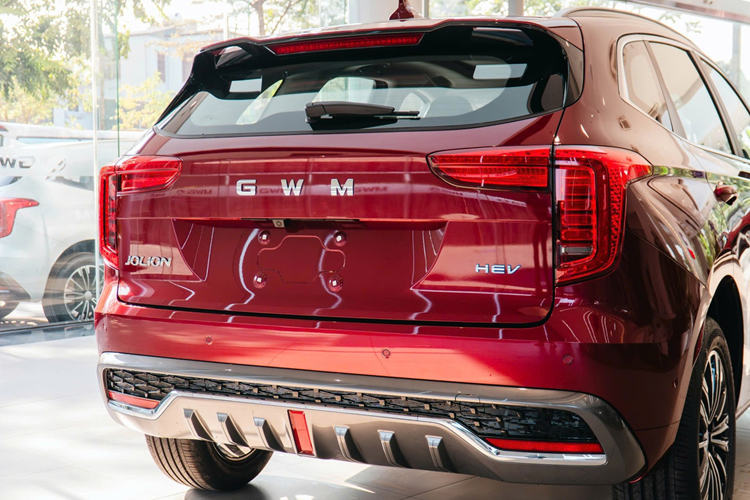 Bên cạnh các trang bị giống nhau như: màn hình sau vô lăng kích thước 7 inch, ghế lái chỉnh điện 6 hướng, ghế phụ chỉnh điện 4 hướng, phanh đỗ điện tử, cần số dạng núm xoay, điều hòa tự động 2 vùng, cửa gió phía sau… thì bản Ultra sẽ có thêm chế độ làm mát ghế, màn hình HUD, sạc không dây, lọc không khí, 4 kính lên xuống một chạm và cửa sổ trời toàn cảnh.