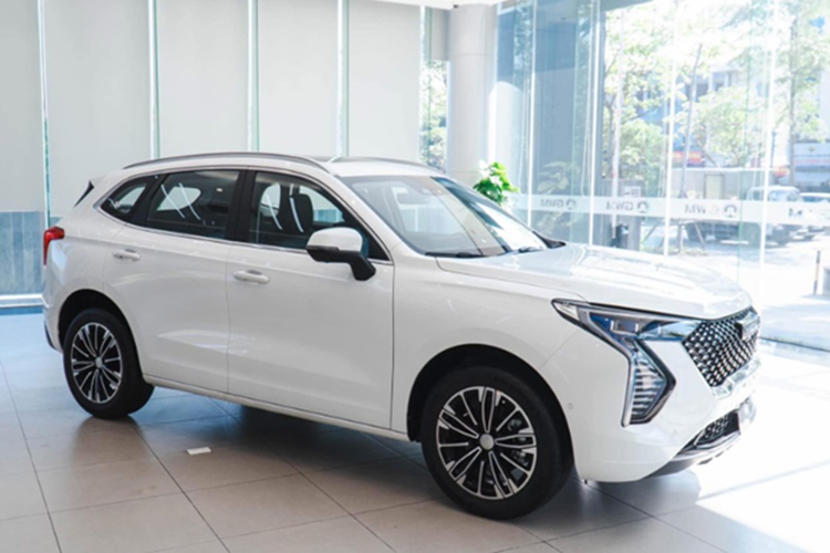 Tư vấn bán hàng cho biết, Haval Jolion tại Việt Nam sẽ bán ra với 2 phiên bản là Pro và Ultra, đi cùng mức giá lần lượt là 695 triệu và 759 triệu đồng. Xe được bảo hành 5 năm, còn pin hybrid được bảo hành 8 năm. 