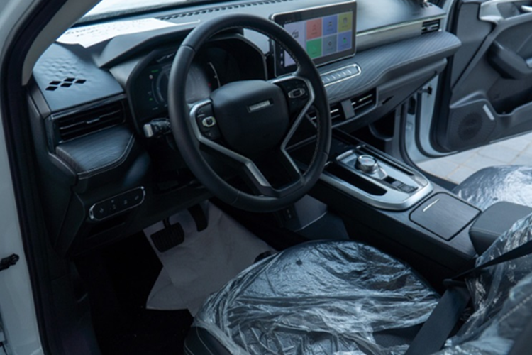 Phía sau xe là cụm đèn hậu LED có thiết kế khá giống đầu xe, đi cùng cản sau được ốp mạ crom sáng bóng. Cả 2 đều được trang bị bộ mâm 18 inch, nhưng lại có đôi chút khác biệt về thiết kế. Bản Ultra sẽ có thêm tính năng sấy gương chiếu hậu.