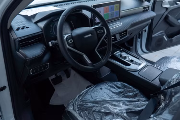 Phía sau xe là cụm đèn hậu LED có thiết kế khá giống đầu xe, đi cùng cản sau được ốp mạ crom sáng bóng. Cả 2 đều được trang bị bộ mâm 18 inch, nhưng lại có đôi chút khác biệt về thiết kế. Bản Ultra sẽ có thêm tính năng sấy gương chiếu hậu.