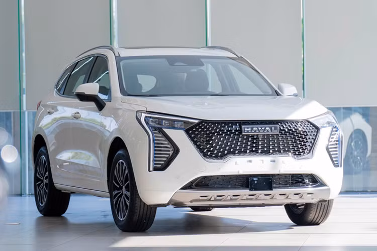 Về trang bị an toàn, Haval Jolion sở hữu gói hỗ trợ lái ADAS tiên tiến với các tính năng như: hệ thống liên lạc khẩn cấp, cảnh báo tiền va chạm, cảnh báo chống buồn ngủ, cảnh báo áp suất lốp, hỗ trợ đổ đèo, phanh tự động khẩn cấp, cân bằng điện tử, kiểm soát lực kéo, hỗ trợ khởi hành ngang dốc, phanh tay điện tử đi kèm Auto Hold và 6 túi khí.