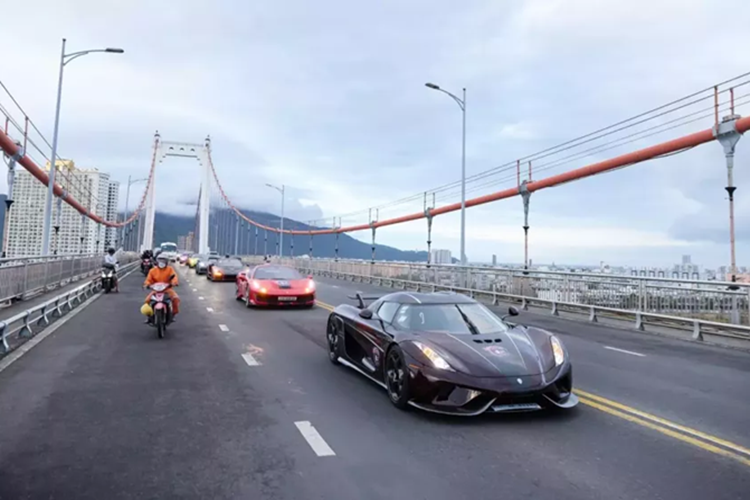 Koenigsegg Regera được Hoàng Kim Khánh mua lại từ 1 showroom chuyên mua bán siêu xe ở Mỹ, giá xe tại đây là 2,9 triệu đô la, tương đương 69 tỷ đồng. Bom tấn megacar này sau đó được nhập về Campuchia, mất gần nửa năm để đăng ký biển số của nước bạn.