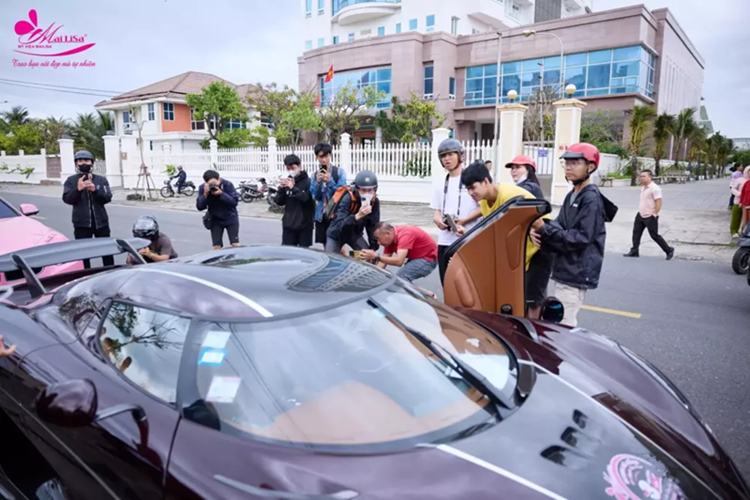 Trong đoàn xe này nhân vật nổi bật nhất vẫn là Koenigsegg Regera và McLaren Senna, dù vậy, 2 chiếc xe siêu phẩm được xếp chạy ở giữa đoàn. Đây cũng là lần hiếm hoi trong gần 2 năm qua, chiếc xe Koenigsegg Regera mới xuất hiện công khai.