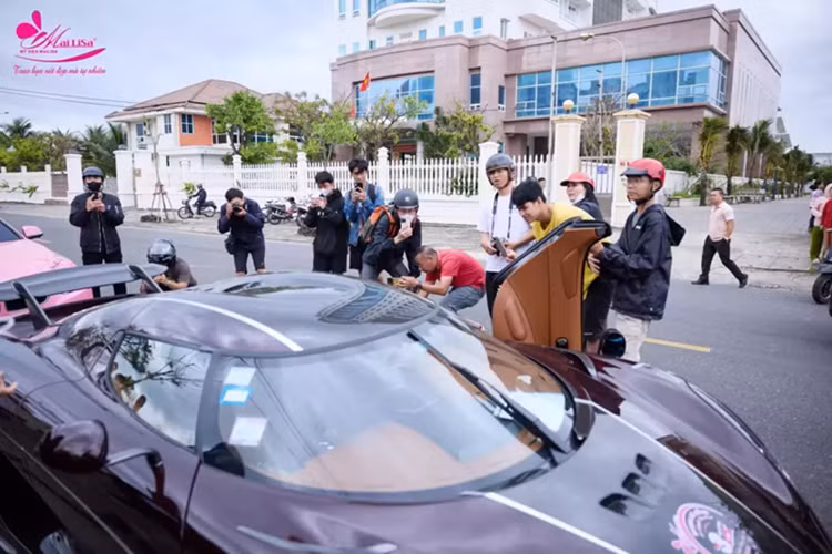 Trong đoàn xe này nhân vật nổi bật nhất vẫn là Koenigsegg Regera và McLaren Senna, dù vậy, 2 chiếc xe siêu phẩm được xếp chạy ở giữa đoàn. Đây cũng là lần hiếm hoi trong gần 2 năm qua, chiếc xe Koenigsegg Regera mới xuất hiện công khai.