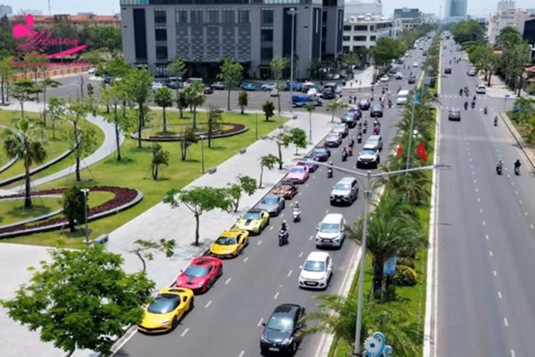 "Nội công" của siêu phẩm McLaren Senna sẽ được truyền về trục bánh sau thông qua hộp số ly hợp kép 7 cấp, nhờ đó, mẫu xe hypercar chỉ cần thời gian 2,8 giây để tăng tốc từ vị trí xuất phát lên 100 km/h trước khi đạt vận tốc tối đa 341 km/h.