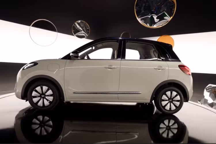 Mặc dù có tên khá giống nhau, nhưng hai mẫu xe này không liên quan chặt chẽ với nhau và Bingo Plus, còn được gọi là Bingo SUV, sử dụng nền tảng Tianyu Architecture M. Wuling Bingo là xe năm chỗ, trong khi Wuling Bingo Plus là xe bốn chỗ. Xe có kích thước 4090, 1720, 1575 mm và chiều dài cơ sở là 2610 mm.