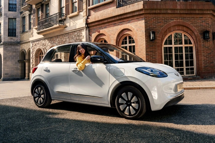 Ngược lại, phiên bản 410 km có mức giảm ít hơn. Giảm 2.000 nhân dân tệ (275 USD), khoảng 6,6 triệu đồng, từ 84.800 nhân dân tệ (11.600 USD). 279 triệu đồng xuống mức giá bán lẻ đề xuất mới là 82.800 nhân dân tệ (11.350 USD), khoảng 272 triệu đồng.