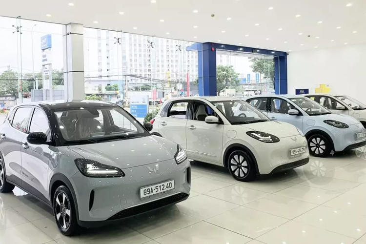 Wuling đã bắn "phát súng" đầu tiên của năm 2025 trong cuộc chiến giá cả. Toàn bộ dòng xe SUV Wuling Bingo giảm giá chỉ còn dưới 90.000 nhân dân tệ (12.350 đô la) tại Trung Quốc. Cả phiên bản 410 km và 510 km đều đã được giảm giá.