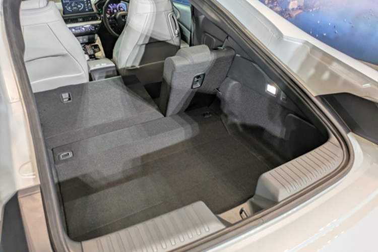 Ở phần lái, truyền thông Nhật Bản cho biết, chương trình chuyển số trên Honda Prelude có thể điều chỉnh 8 tốc độ, lên xuống nhanh chóng nhưng không giảm số nhiều.