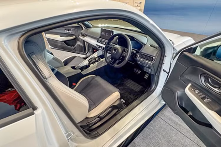 Với hoạt động của 2 động cơ điện được kết nối với động cơ xăng giúp nâng cao trải nghiệm lái xe với khả năng cho phép người lái tự chọn chuyển số và còn có cả âm thanh giả lập. Hệ thống e:HEV thế hệ mới trên Honda Prelude có hệ thống Kiểm soát sang số tuyến tính giúp điều chỉnh âm thanh tổng hợp theo tốc độ sử dụng.