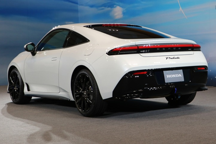 Có thông tin cho rằng Honda Prelude nhiều khả năng sẽ sử dụng khung gầm tương tự Honda Civic Type R, kết hợp với sức mạnh từ động cơ xăng Hybrid 2.0 lít lấy từ Civic e:HEV/Accord e:HEV để mở rộng thêm. Hệ thống treo trước cũng có thể được nâng lên từ Type R với Dual Axis Strut, trang bị mâm 19 inch đi kèm lốp Continental Premium Contact6, cỡ 235/40 R19.