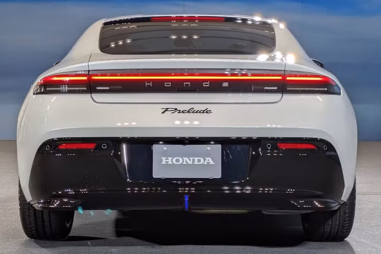 Về cảm giác lái, theo quan điểm của giới truyền thông Nhật Bản, nó không giống Civic Type R chút nào mà mềm mại hơn một chút. nhưng vẫn giữ được độ chắc chắn. So sánh hình ảnh thì thấy nó giống với Mazda Roadster hay MX-5. Mức giá xe Honda Prelude e:HEV S+ SHIFT dự kiến sẽ công bố vào cuối năm 2025.