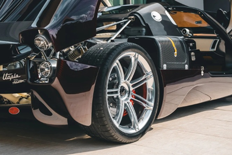 Mẫu hypercar này mang phong cách tối giản nhưng vẫn rất hiện đại. Các yếu tố khí động học được thiết kế một cách tinh tế nhằm giữ lại các đường gân dập nổi ấn tượng trên thân xe.