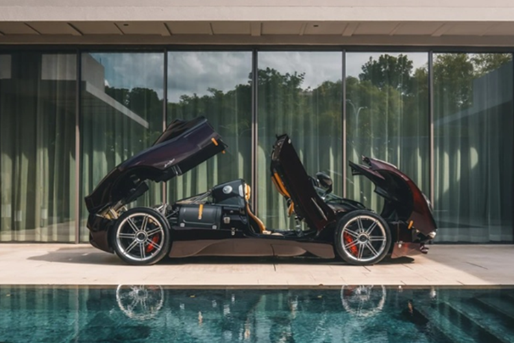 Chiếc Pagani Utopia Roadster đầu tiên tại Đông Nam Á sở hữu ngoại thất màu đỏ Habanero Red được mô tả là có khả năng chuyển sang nâu đậm tùy theo điều kiện ánh sáng. Về thiết kế, Utopia Roadster vẫn giữ nguyên các đường nét đặc trưng của phiên bản coupe.