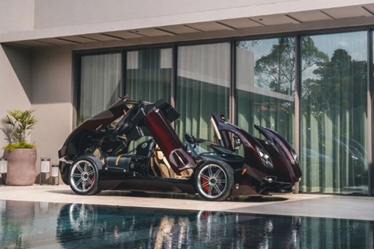  Pagani Utopia Roadster mui trần chỉ được sản xuất giới hạn 130 chiếc trên toàn thế giới. Tại Ý, xe có giá khởi điểm từ 3,4 triệu USD (khoảng 86,66 tỷ đồng). Để lăn bánh tại Singapore, siêu xe này phải thay đổi sang tay cấu hình lái nghịch, đồng thời chịu thêm nhiều mức thuế phí có thể lên tới hơn 250 tỷ đồng.