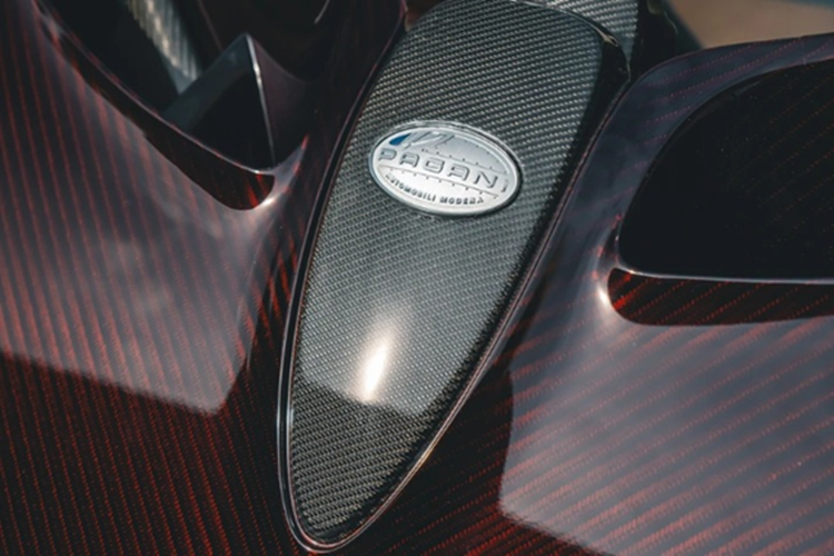 Một trong những điểm nhấn của Utopia là thiết kế cửa nhị diện độc đáo, cho phép cửa xe có thể tách khỏi thân xe, sau đó xoay theo trục chính để hướng lên trên. Phần đuôi xe gây ấn tượng với điểm nhấn là cụm đèn hậu mang thiết kế giống tua-bin động cơ máy bay.