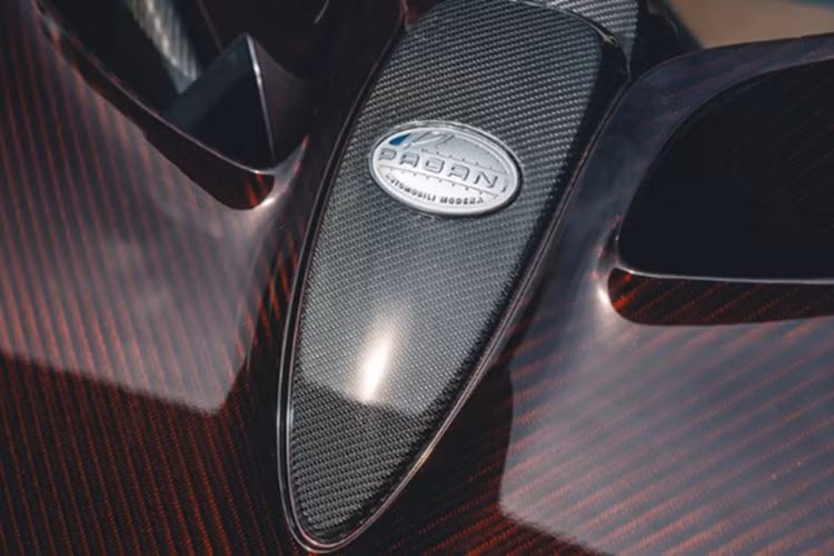 Một trong những điểm nhấn của Utopia là thiết kế cửa nhị diện độc đáo, cho phép cửa xe có thể tách khỏi thân xe, sau đó xoay theo trục chính để hướng lên trên. Phần đuôi xe gây ấn tượng với điểm nhấn là cụm đèn hậu mang thiết kế giống tua-bin động cơ máy bay.