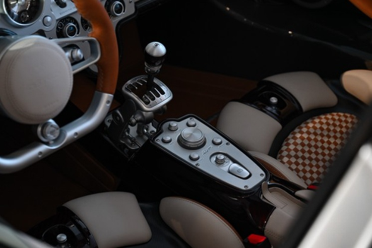 Các đường chỉ may được thực hiện tỉ mỉ, tạo nên họa tiết caro ấn tượng. Xe không có màn hình trung tâm mà thay vào đó là hàng loạt phím bấm cùng bảng đồng hồ mạ chrome và kim loại điện phân.