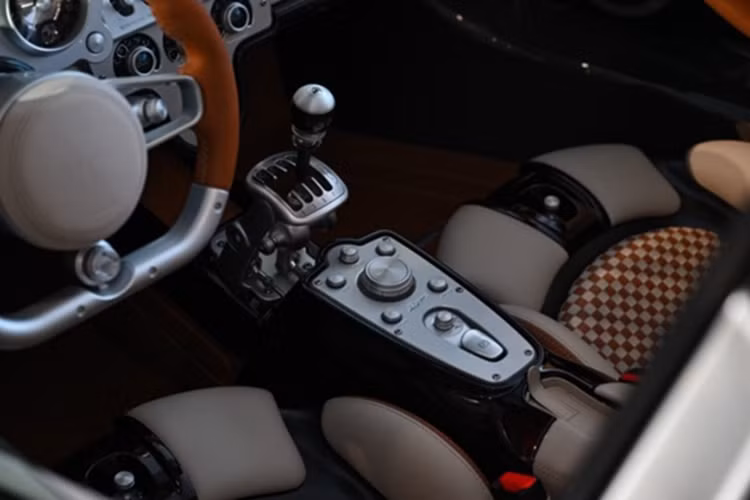 Các đường chỉ may được thực hiện tỉ mỉ, tạo nên họa tiết caro ấn tượng. Xe không có màn hình trung tâm mà thay vào đó là hàng loạt phím bấm cùng bảng đồng hồ mạ chrome và kim loại điện phân.