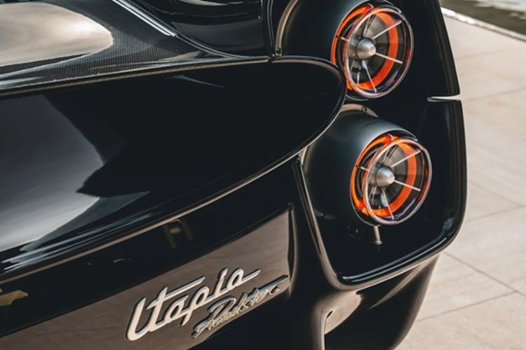 Siêu xe Pagani Utopia Roadster được trang động cơ V12 6.0L do AMG lắp ráp thủ công, sản sinh công suất 852 mã lực và mô-men xoắn 1.100 Nm. Đi kèm với đó là hộp số Xtrac 7 cấp và hệ dẫn động cầu sau.