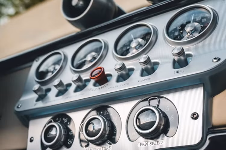 Ngoài ra, Utopia Roadster đầu tiên tại Singapore còn được trang bị gói tùy chọn Sport Pack, sở hữu nhiều chi tiết làm bằng Carbon-Titanium (chất liệu độc quyền của Pagani), bao gồm cần số, lẫy chuyển số, thảm sàn cũng như các cánh gió khí động học và cả phần nóc xe.