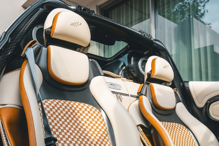 Bên cạnh đó là cánh gió hình elip với kích thước khổng lồ, giúp duy trì sự ổn định cho chiếc xe khi chạy trên dải tốc độ cao. Khoang cabin của chiếc Pagani Utopia Roadster này được hoàn thiện với chất liệu da Grecale và Huayra Signature, kết hợp hài hòa giữa hai tông màu kem và nâu.