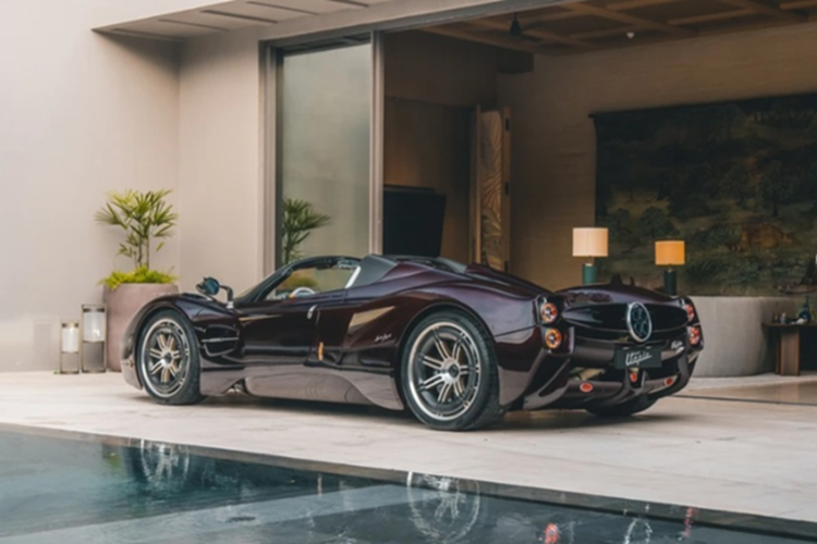 Mẫu hypercar này cũng được trang bị hệ thống treo chủ động và hệ thống cảm biến lốp xe điện tử Pirelli Cyber Tyre. Công nghệ này tương thích với lốp Pirelli P Zero Corsa, Winter và Trofeo RS, cho phép truyền tải thông tin từ lốp xe đến hệ thống cân bằng điện tử và kiểm soát lực kéo.