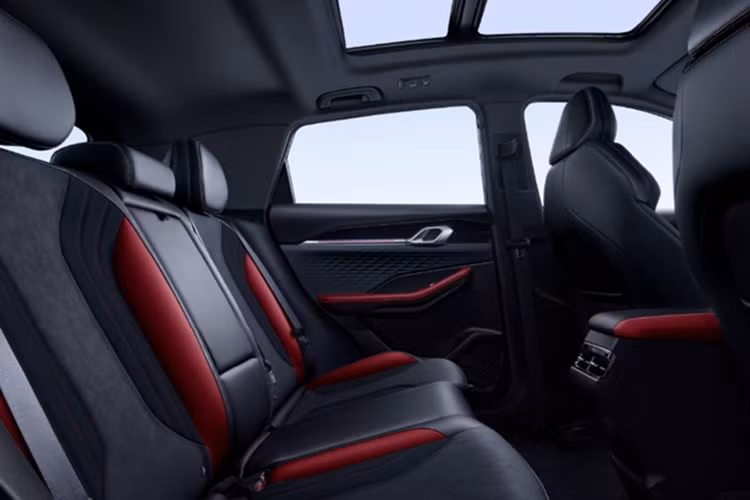 Không rõ khi về Việt Nam xe sẽ có những tiện ích gì, tại thị trường Philippines, khoang nội thất của Geely Coolray nổi bật với bảng đồng hồ kỹ thuật số 10,25 inch nối liền với màn hình cảm ứng trung tâm 12,3 inch. Màn hình hỗ trợ kết nối Apple CarPlay tiêu chuẩn nhưng vẫn chưa có Android Auto.