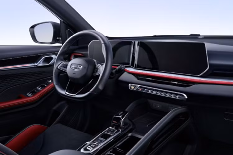 Kích thước này có phần nhỏ hơn so với các xe hạng B như Xforce hay Creta. Geely Coolray mang dáng dấp hiện đại và thể thao. Đầu xe gây ấn tượng với lưới tản nhiệt cỡ lớn, đi cùng cụm đèn pha LED Matrix và hốc gió trung tâm được mở rộng. Mẫu SUV/CUV cỡ B này còn được trang bị bộ mâm hợp kim Tomahawk 5 chấu kích thước 18 inch khỏe khoắn.