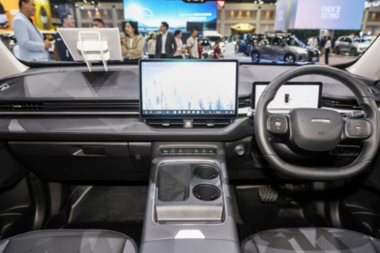 Lưới tản nhiệt cũng được thiết kế lại vuông vức hơn, đi kèm logo Haval đặt ở chính giữa. Đáng chú ý, phần đuôi xe SUV Haval H6 tại Thái Lan không giống bản nâng cấp ra mắt tại Trung Quốc năm ngoái.