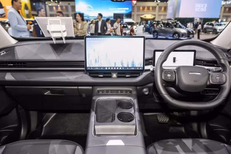 Lưới tản nhiệt cũng được thiết kế lại vuông vức hơn, đi kèm logo Haval đặt ở chính giữa. Đáng chú ý, phần đuôi xe SUV Haval H6 tại Thái Lan không giống bản nâng cấp ra mắt tại Trung Quốc năm ngoái.