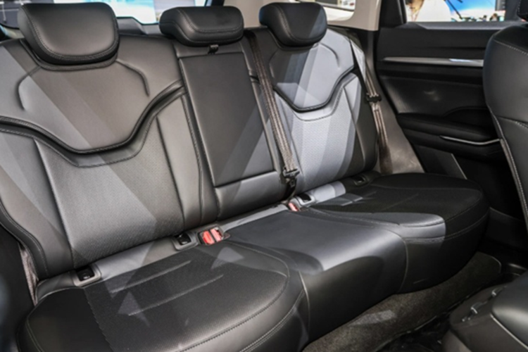 Trong khi phiên bản bán tại Trung Quốc là kiểu đèn hậu truyền thống thì bản tại Thái Lan lại là dải LED nối liền, hãng cũng thay chữ “HAVAL” thành “GWM” và đổi viền chrome sang màu đen. Về nội thất, khoang lái của Haval H6 mới nổi bật với tông màu đen sang trọng.