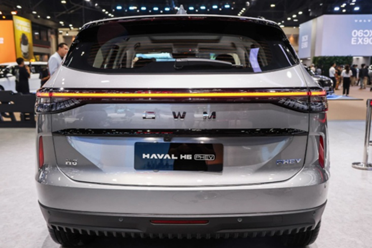 Chỉ là bản nâng cấp giữa vòng đời nên Haval H6 HEV 2025 vẫn được trang bị hệ truyền động hybrid với sự kết hợp của động cơ xăng 1.5L tăng áp với mô-tơ điện cho tổng công suất 240 mã lực và mô-men xoắn 530 Nm. Trong khi đó, bản PHEV vẫn dùng động cơ xăng 1.5L nhưng hệ thống hybrid mạnh hơn, đạt 321 mã lực và mô-men xoắn 530 Nm.